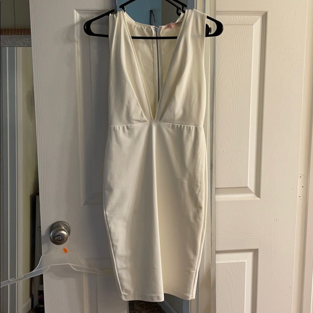 White Lulu’s plunging bodycon dress
